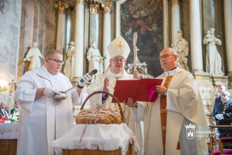 Kenyérmegáldás és ünnepi püspöki mise államalapító szent királyunk napján