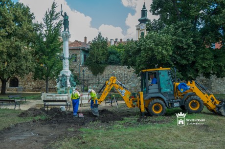 Megkezdődött a Várfal park felújítása - új, okos játszó- és közösségi tér készül