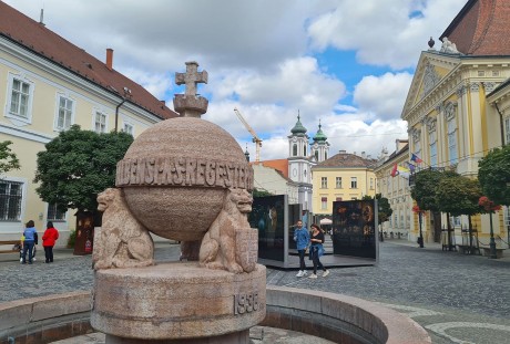 Visszakerült kedden a kereszt az Országalma tetejére