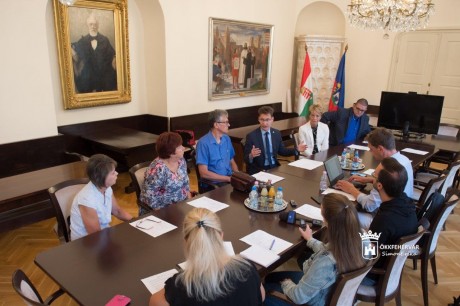 Higgyünk a valódi szakembereknek! - a fehérvári háziorvosok felhívása