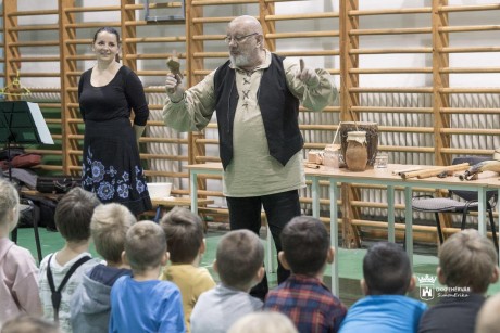 Kalandozás a mese világában dallal és hangszerekkel