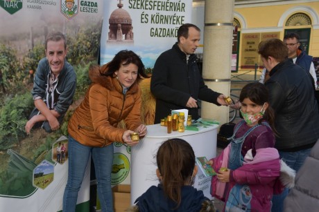 A mézfogyasztást népszerűsítette Székesfehérváron a Nemzeti Agrárgazdasági Kamara