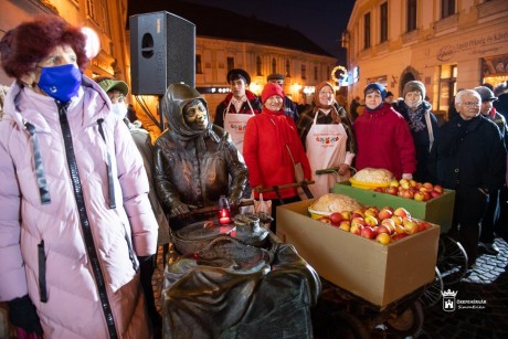 Hagyomány és közösség – idén újra együtt ünnepelhettünk Kati néni szobránál