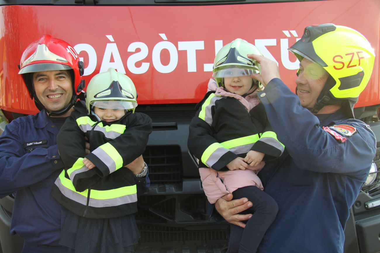 A legkisebb tűzoltó - egyenruhások köszöntötték a harmadik születésnapján