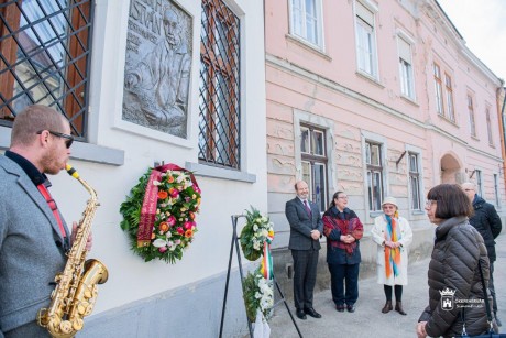 M. Tóth 100 – a művész Jókai utcai domborművénél emlékeztek századik születésnapján