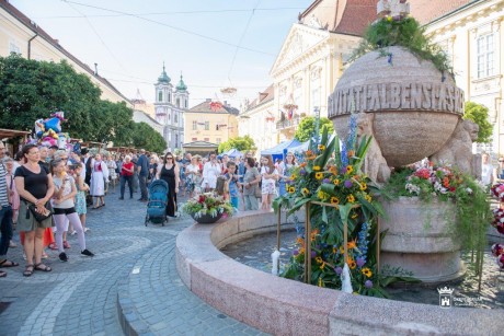 Pünkösdre idén is virágba borult Székesfehérvár Belvárosa