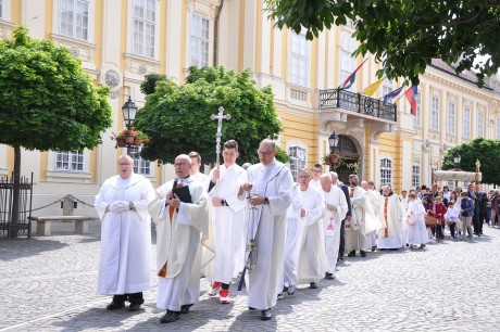 A város közös Úrnapi körmenetére várják a híveket vasárnap