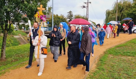 Esőben és napsütésben zarándokoltak a hívek a Mária szoborhoz