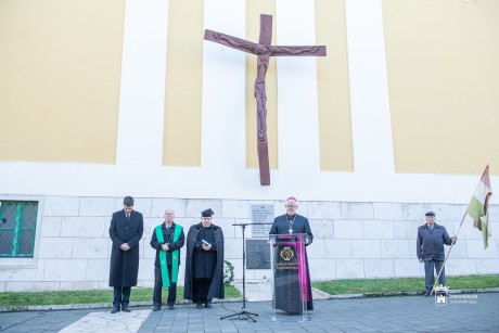 Közös ima lesz szombaton nemzetünk hőseiért a Székesegyház emlékkeresztjénél