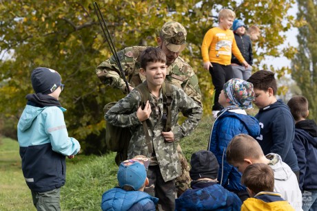 Lenyűgözte a laktanya világa a fehérvári kisiskolásokat