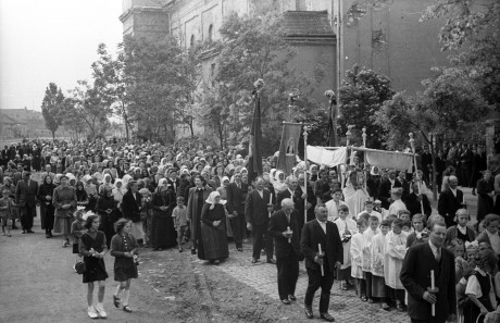 A kommunista egyházpolitika és az egyházi tömegrendezvények lesz az előadás témája