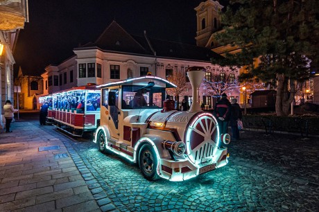 December utolsó és január első napjaiban is közlekedik a városnéző fényvonat