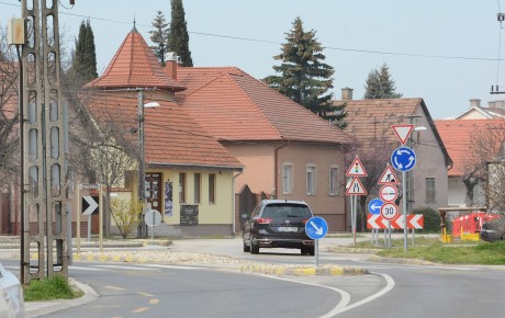 Félpályás lezárás keddtől a Zámoly utcában a Forgó utca és a Zámoly köz közötti szakaszon