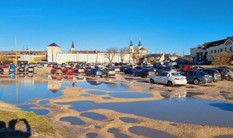 Ideiglenesen lezárják a murvás parkolót – több helyen áll a víz a területen