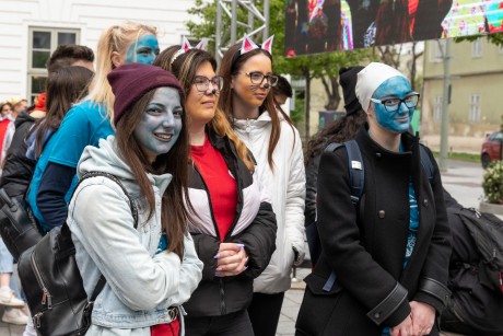 Bolondozva ballagnak a belvárosban - április 21-ig még jelentkezhetnek az osztályok