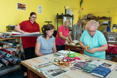 Ahol a könyvek új életre kelnek – könyvkötő workshop a könyvtárban