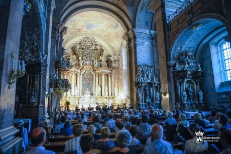 Angolszász kóruszenével kezdődött az idei Harmonia Albensis koncertsorozat