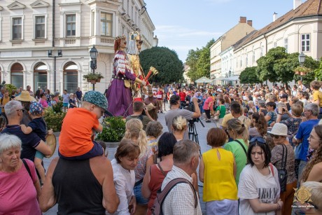 Királyi kézfogók és Los Andinos koncert a harmadik nyári királyi felvonuláson