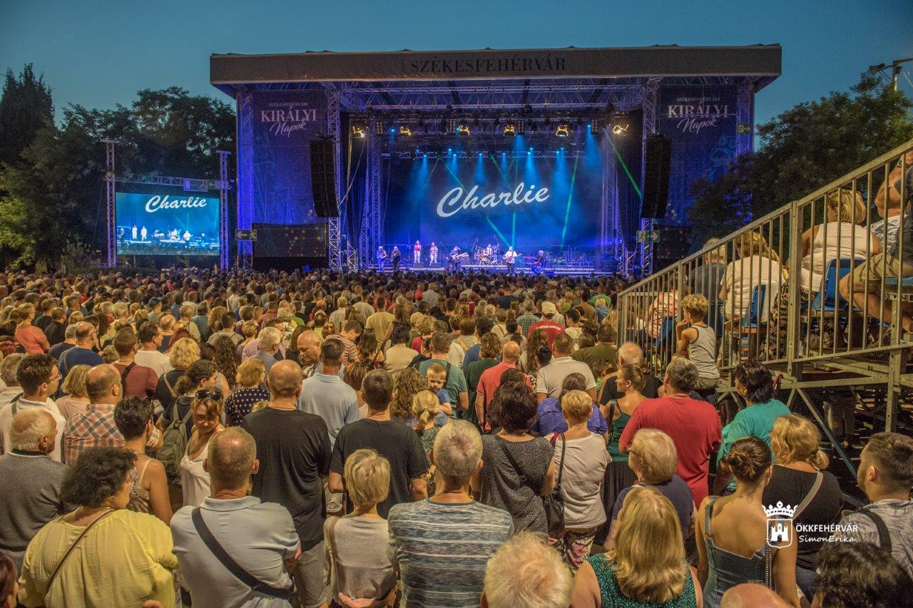 Charlie ismét hazajött Székesfehérvárra - teltházas koncert a Zichy színpadon