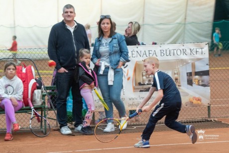 Az egész család adogatott - Családi Tenisz Nap a Bregyóban