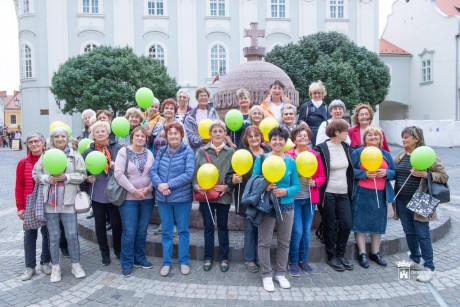 Osteoporosis világnap Székesfehérváron - sétával hívták fel a figyelmet a betegségre