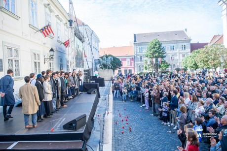 Becsüljük meg a szabadságunkat! - koszorúzással és utcaszínházi előadással emlékezett 1956-ra Székesfehérvár