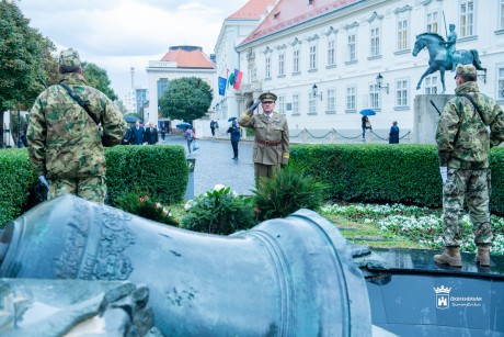 Néma koszorúzásokkal tisztelegtek az elhunyt katonák emléke előtt