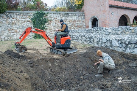 Megkezdődtek a tervásatások az egykori koronázóbazilika területén