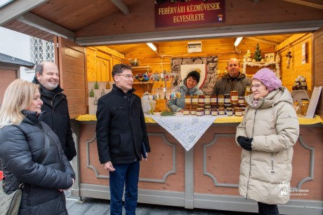 Polgármesteri elismerésben részesült Szenczi Jánosné, a Fehérvári Kézművesek Egyesületének elnöke