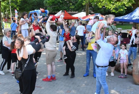 Salétrom utcai forgatag - hetedszer is magasba emelték a gyerekeket Fehérváron
