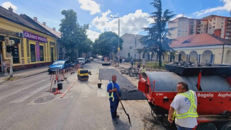 Péntek délutánra végeznek a csőtörés utáni javítással a Budai úton