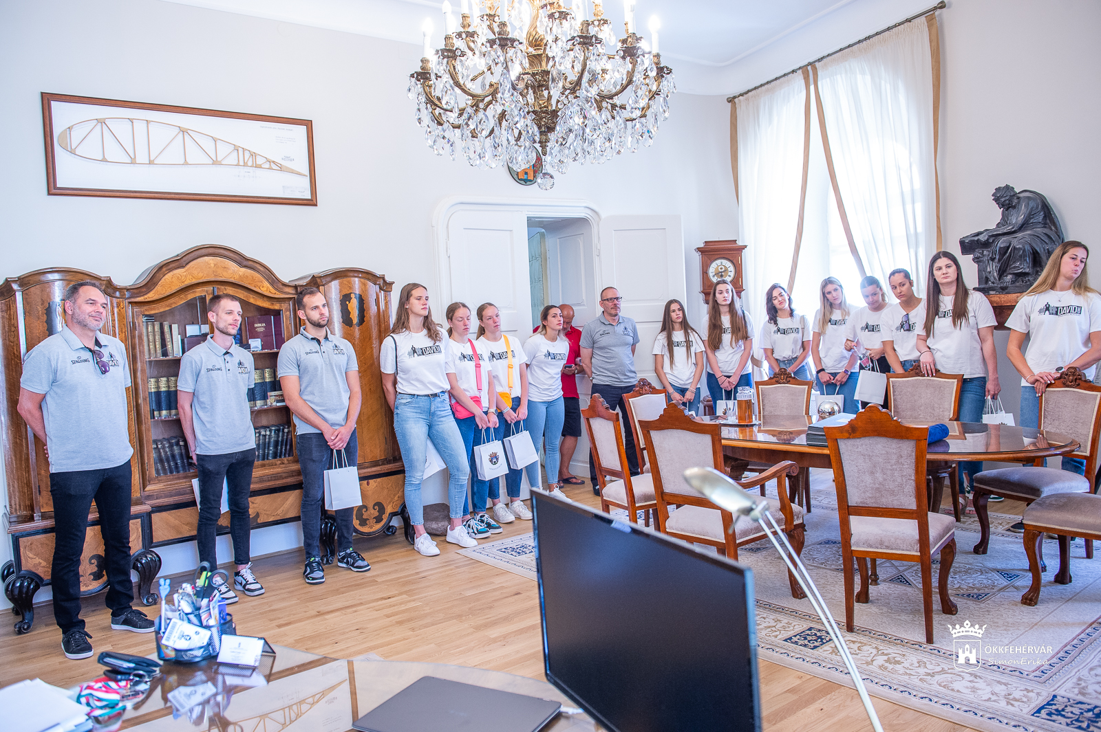 A Városházán köszöntötte a polgármester a DKKA első osztályba lépő női együttesét