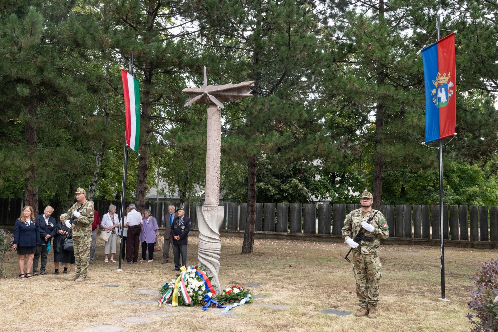 Veteránok emlékeztek bajtársaikra a Repülős és Ejtőernyős Emlékműnél