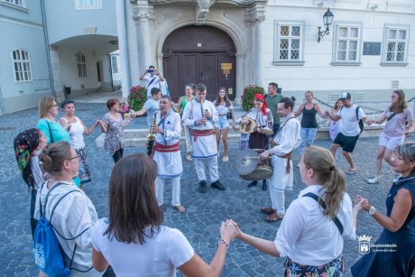 A hagyományőrzők új generációja – a Pusztinai Kakasok muzsikáltak a Városházán