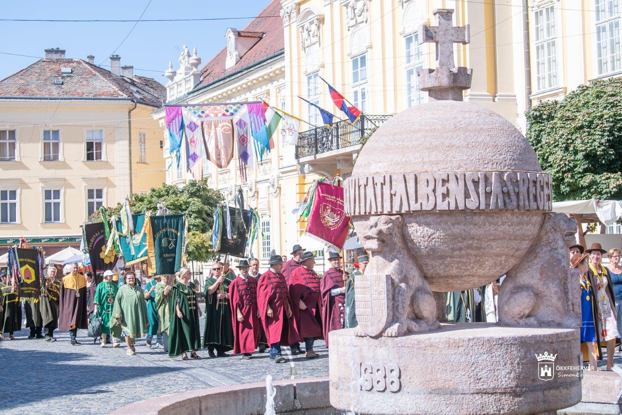 Belvárosi felvonulással és mézlovagavatással zárult a Fehérvári Mézünnep