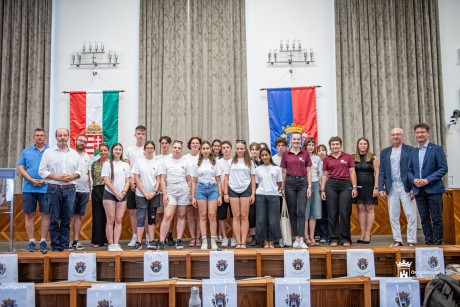 A Városházára látogattak a Kárpát-medencei Színjátszó Tábor diákjai