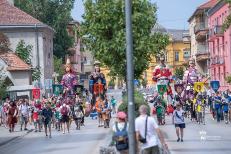 Lovagok napja a Belvárosban - idén is éles küzdelmeket láthattak a nézők