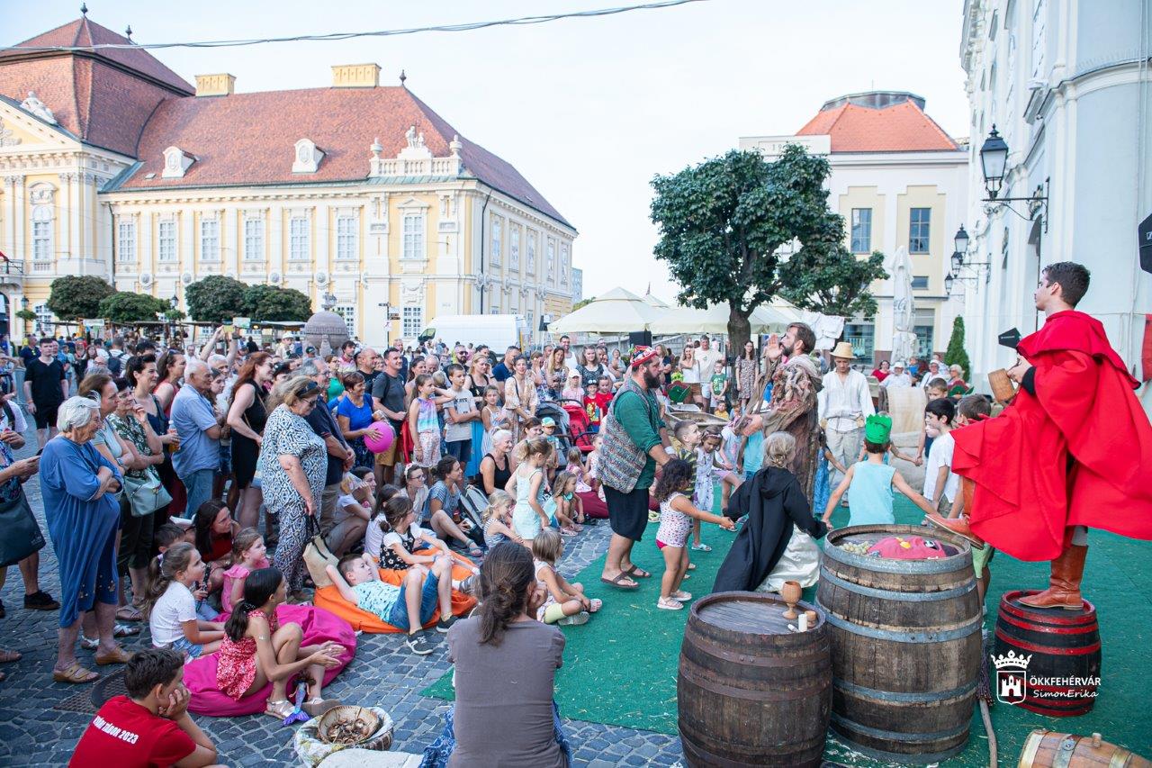 Derűs eredetmondák, izgalmas történetek - Pannon Mesék a Városházánál