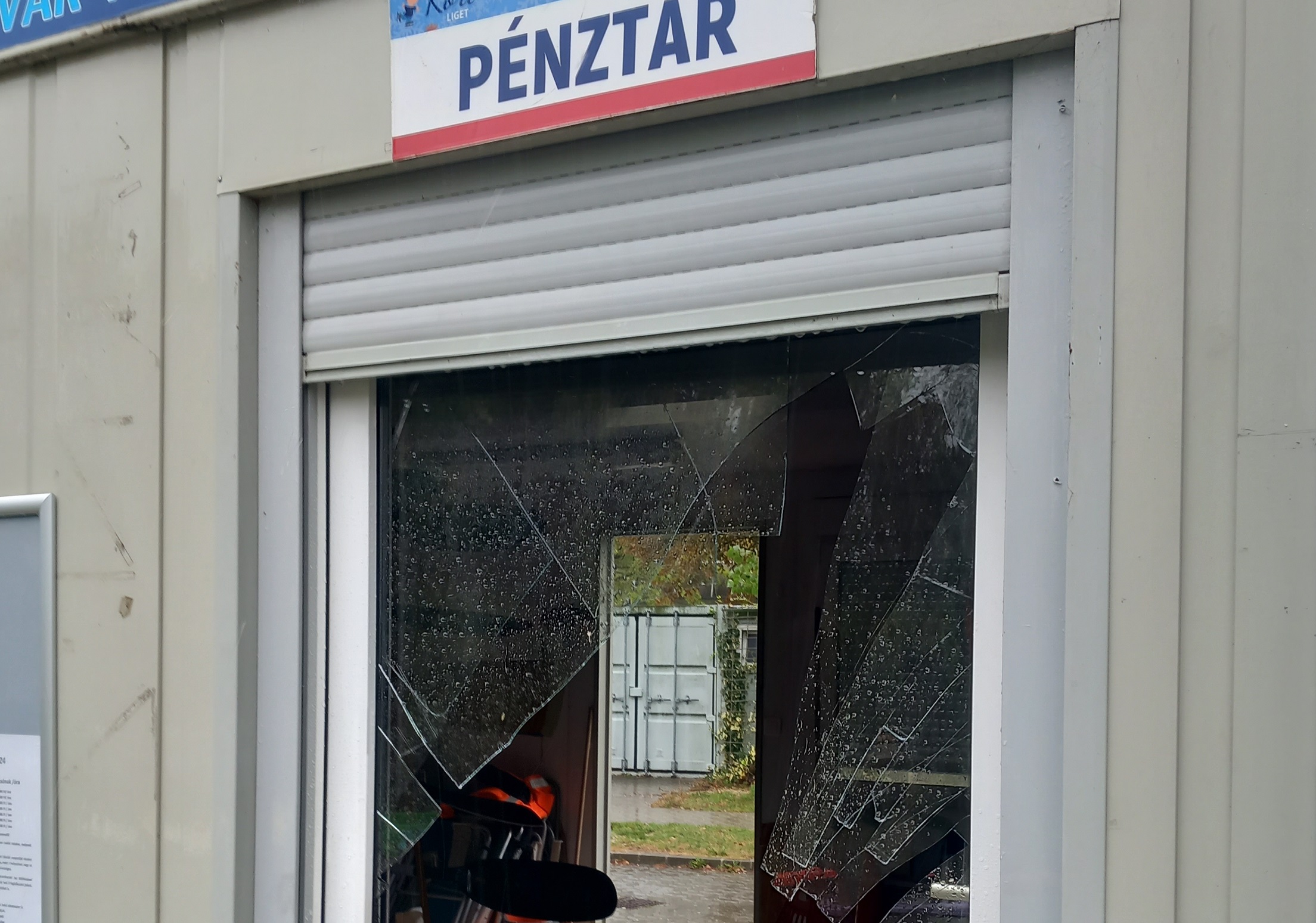 Értelmetlen vandalizmus: ismét betörték a Vitál Club csónakházának ablakát