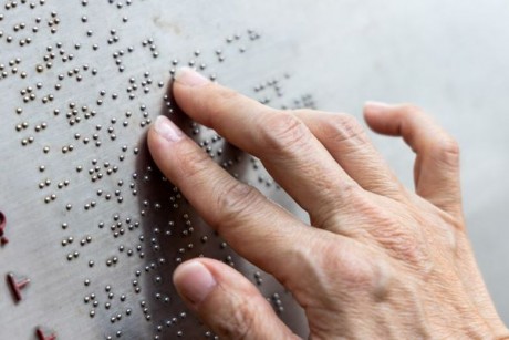 Braille-írás és -olvasás a Mészöly Géza utcai Tagkörnyvtárban