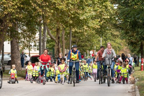 Gurulj velünk! – rolleres óvodás felvonulás és mobilis osztályok versenye Székesfehérváron