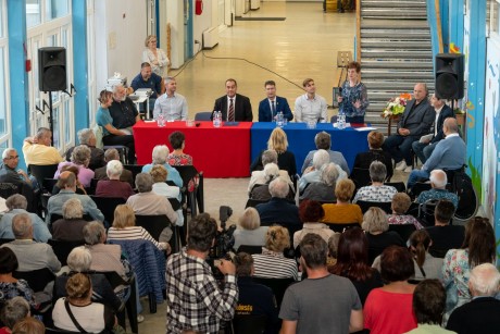 Ciklusértékelő lakossági fórumra várták a vízivárosiakat pénteken