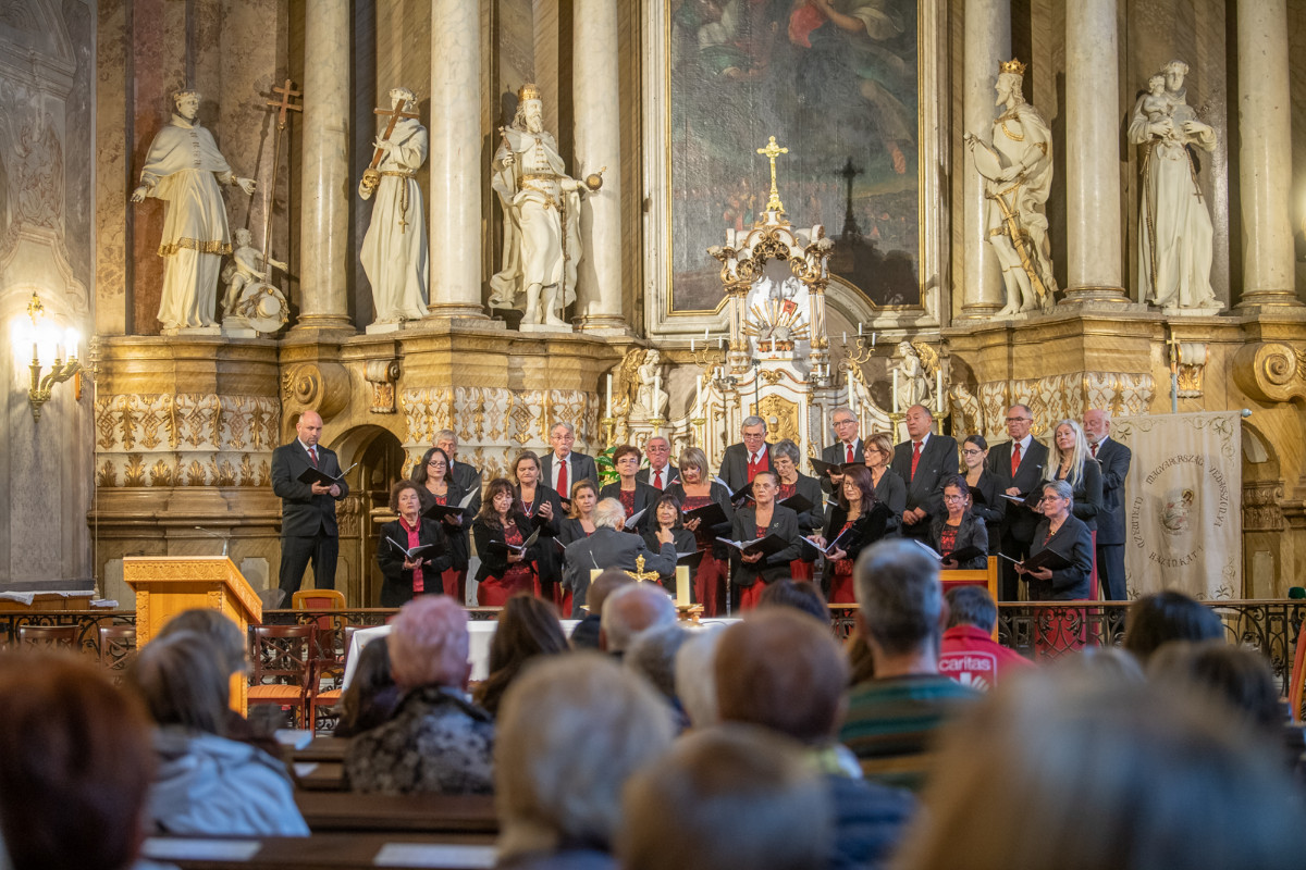 Ünnepi hangverseny - a Pécsi Kamarakórus is fellépett a Szent Imre templomban