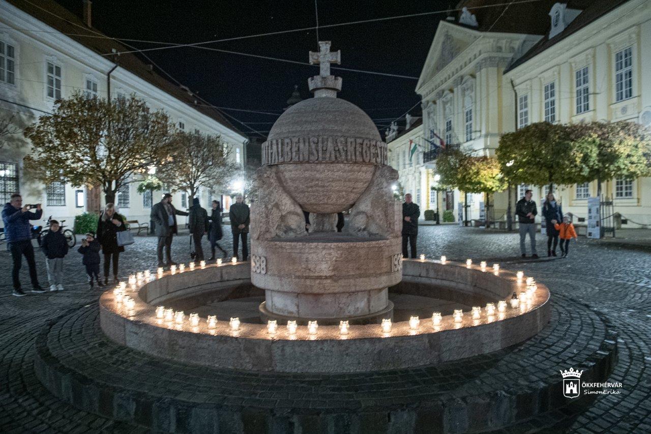 Csendes tiszteletadás az Országalmánál a nemzeti gyász emléknapján