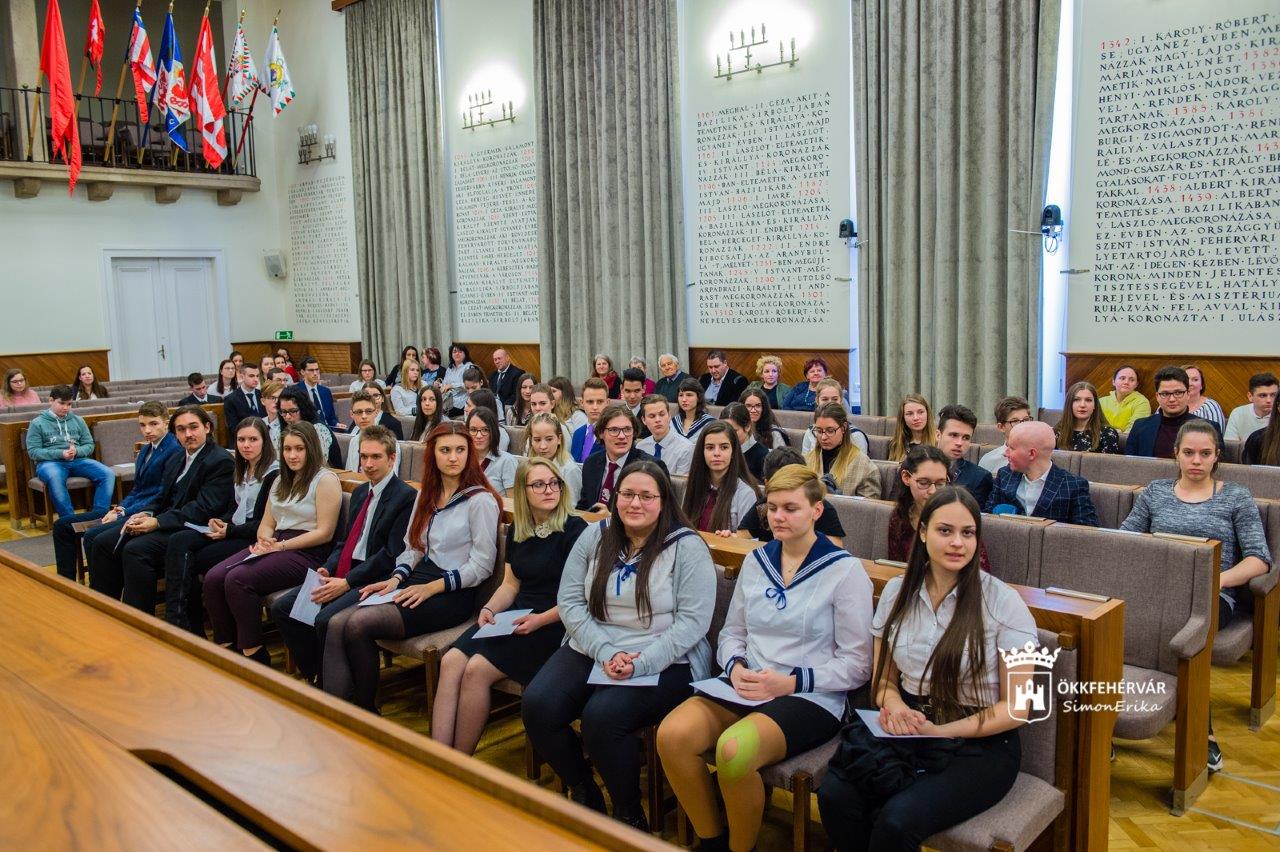 December 15-ig pályázhatnak a középiskolások a Tóth István és Tóth Terézia Ösztöndíjra