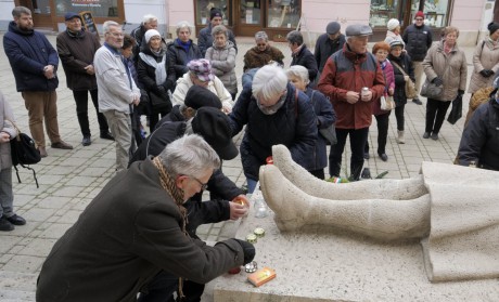 Székesfehérvár idén is csatlakozott a nemzetközi gyertyagyújtási akcióhoz