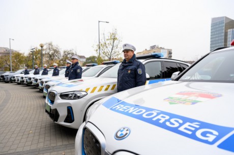 Elektromos BMW-kel erősítenek a rendőrök Fejér vármegyében is