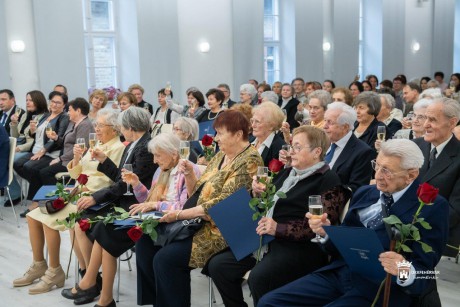 Színes diplomás pedagógusokat köszöntöttek a Hiemer-ház báltermében