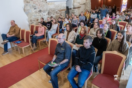 Diákoknak szervezetek konferenciát a fogyasztásszüneti naphoz kapcsolódóan