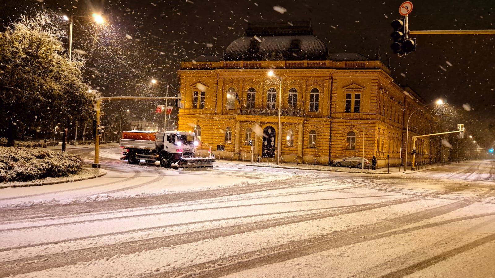 Hajnalban kezdte a város útjainak síkosságmentesítését a Városgondnokság